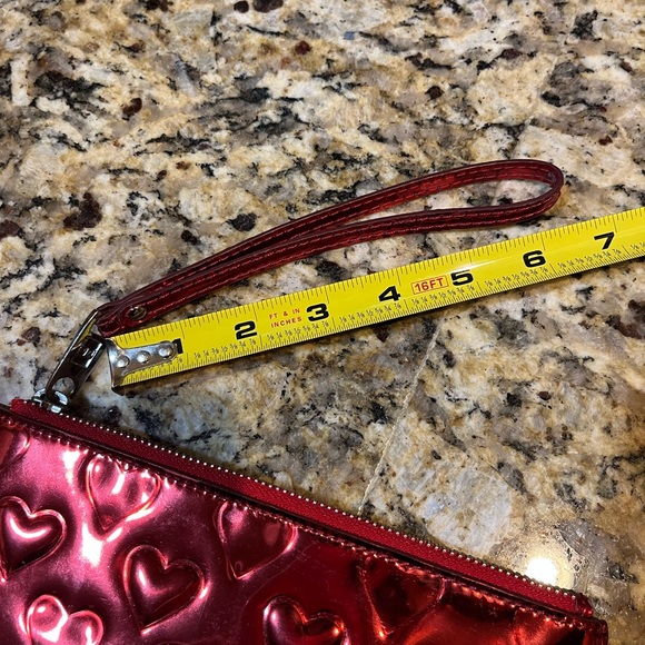 EUC Valentines red wristlet by MJ - not kors- iridescent embossed hearts shiny - Picture 10 of 12